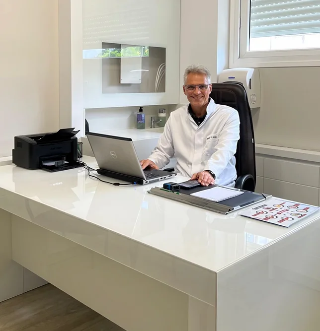 Dr. Ricardo Vieira Ferreira em seu consultório